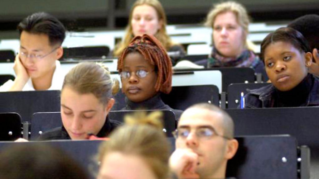 Magdeburg (Sachsen-Anhalt): Studenten, darunter viele ausländische Hörer, sitzen am 06.11.2001 in einer Vorlesung an der Otto-von-Guericke-Universität in Magdeburg.