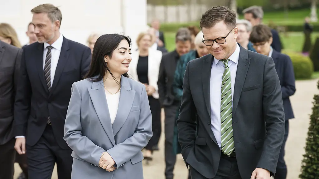 Gehen einer Gruppe von Minsterinnen und Minstern bei einer gemeinsamen Klausurtagung voran