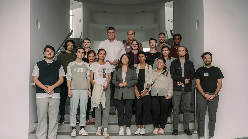 Staatsministerin Alabali-Radovan mit Vertretern der Diversity Academy der Türkischen Gemeinde Deutschland